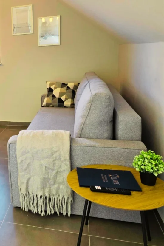 Kanapa w salonie apartamentu