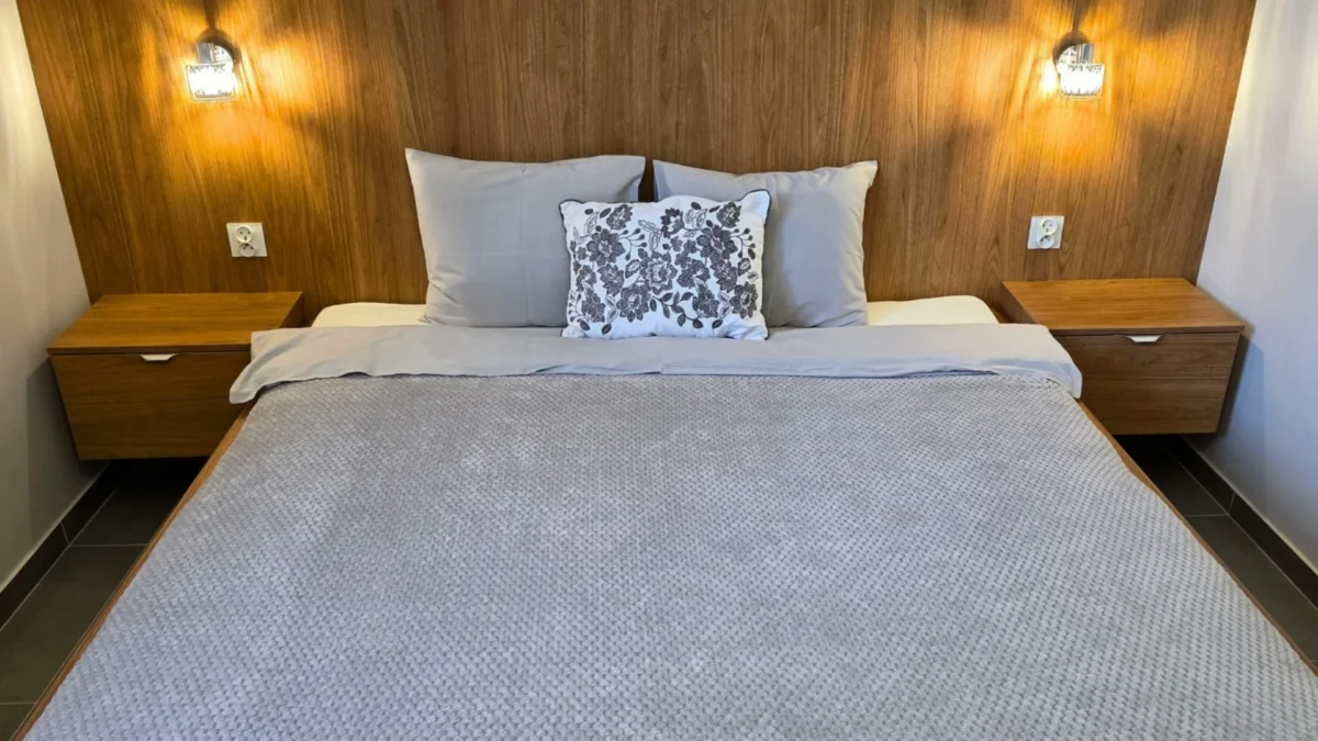 Apartament 3- sypialnia z dużym łóżkiem