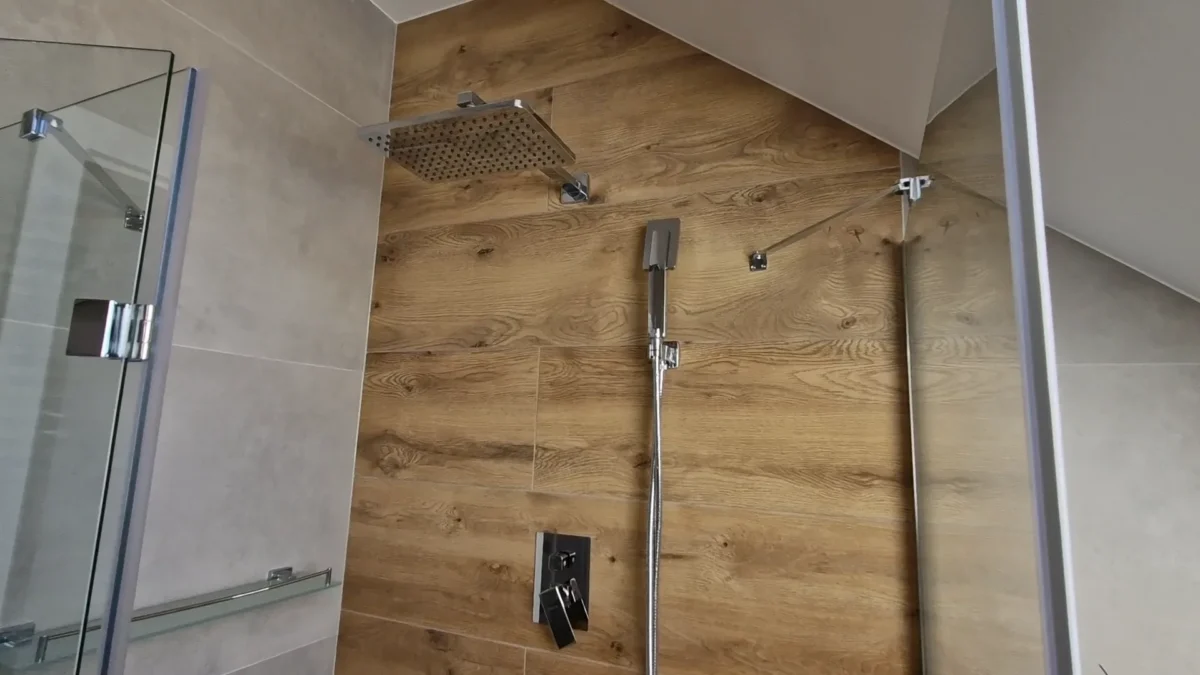 Prywatna łazienka z prysznicem dla każdego apartamentu czteroosobowego