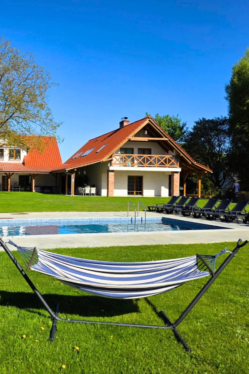 Widok na zieleń i basen