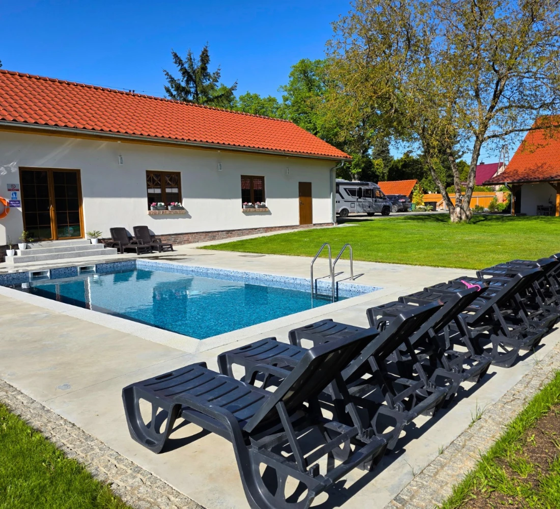 Basen z podgrzewaną wodą w apartamentach LubieApartments