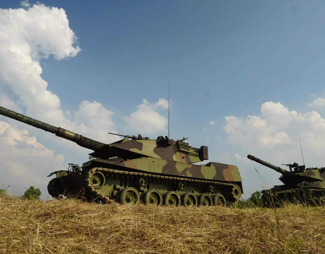 Jazda czołgiem w okolicy apartamentów